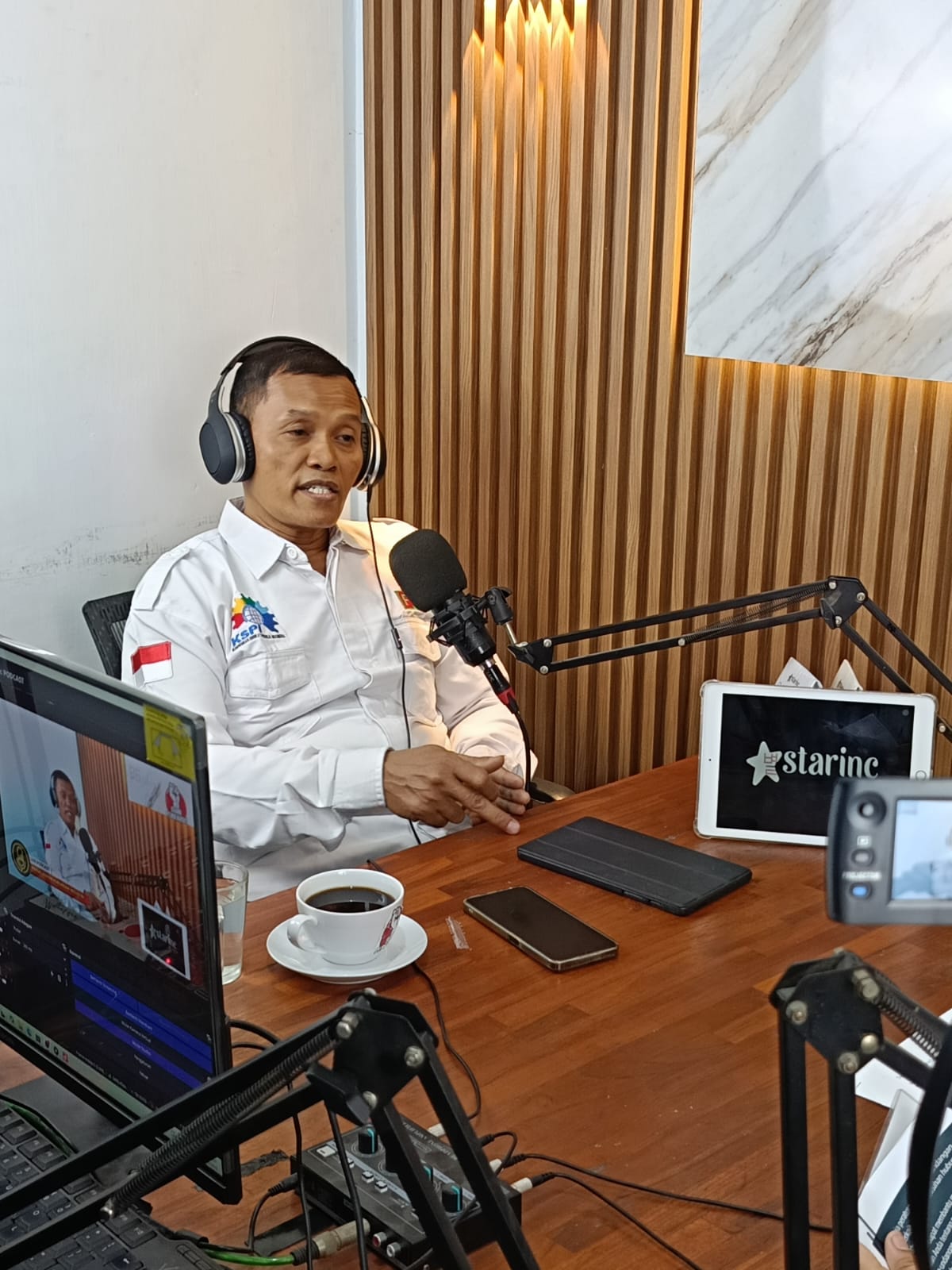Podcast Suara Pergerakan : Perselisihan Hubungan Industrial Diperlukan Komunikasi Efektif, Mediasi Profesional, Dan Kesadaran Kedua Belah Pihak Untuk Mencari Solusi