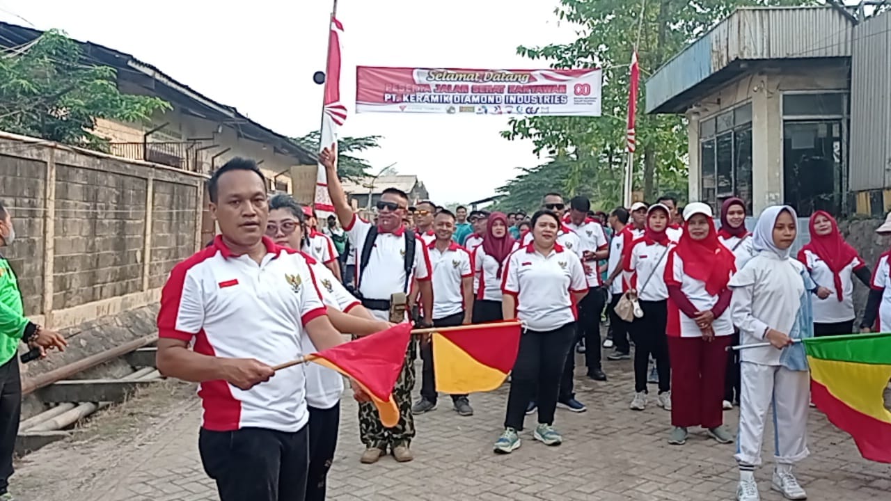 Karyawan PT Keramik Diamond Industries Gelar Jalan Sehat, Peringati HUT RI Ke-80.