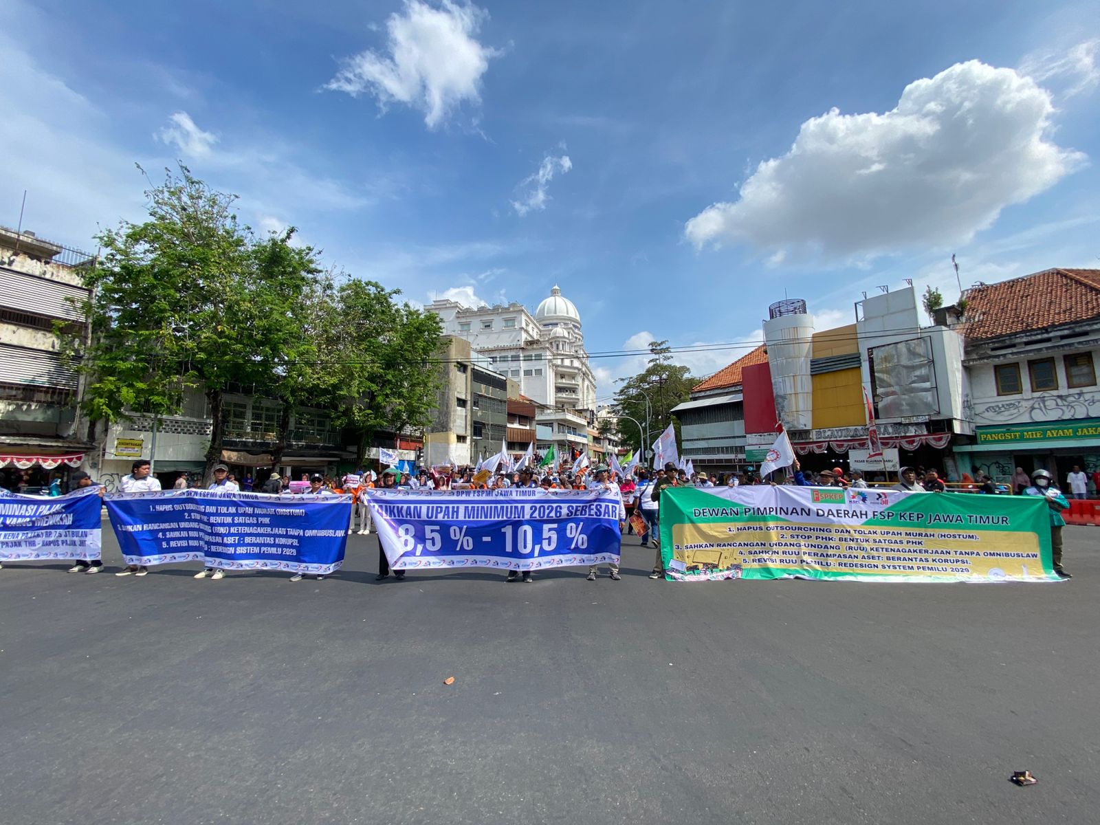 Ribuan Buruh KSPI melakukan Longmarch Menuju Kantor Gubernur Jawa Timur, Sampaikan Aspirasi dan Tuntutan