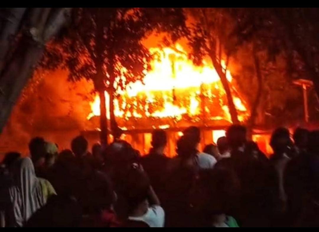 Rakyat vs Aparat – Ketegangan Dan Aksi Anarkis Memuncak di Surabaya