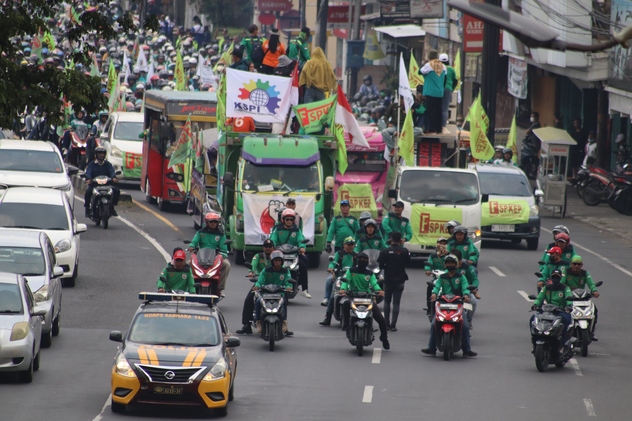 Ribuan Buruh JATIM Gelar Aksi Unjuk Rasa Tagih Janji Gubernur