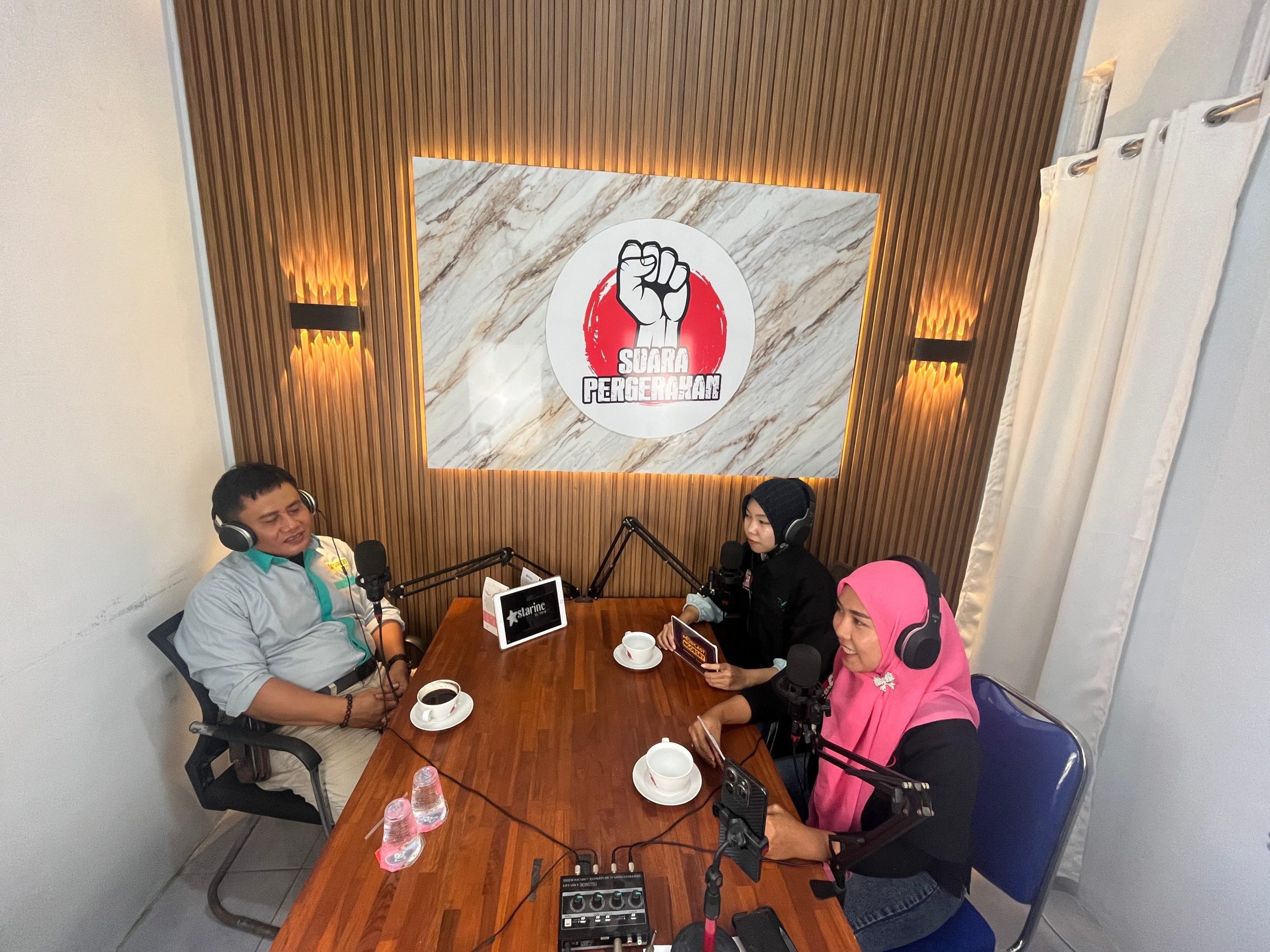 Podcast Ngobrol Santuy Suara Pergerakan Angkat Isu Tantangan Gerakan Buruh di Era Modern Bersama Panjang Apin Sirait