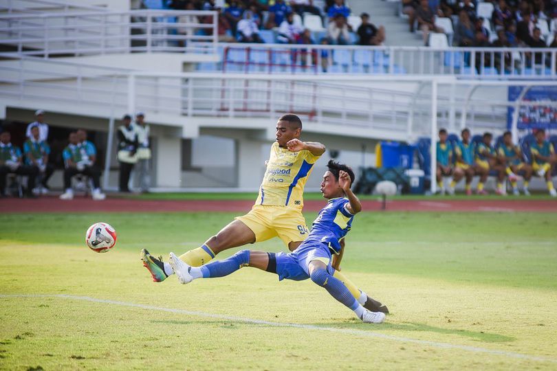 Bermain dengan 10 pemain, Persib Bandung curi poin penuh di Stadion Kanjuruhan Malang.