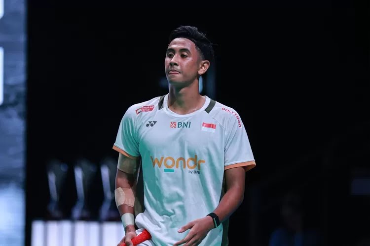 Tunggal Putra Indonesia Alwi Farhan Taklukkan Wakil Irlandia Nhat Nguyen di French Open 2025.