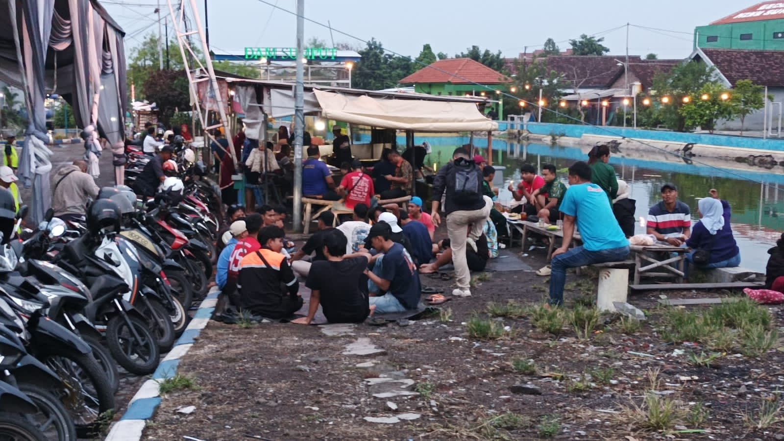 Warung Syahdu Dam Sumput, Tempat Persinggahan Penikmat Senja yang Menyatu dengan Alam