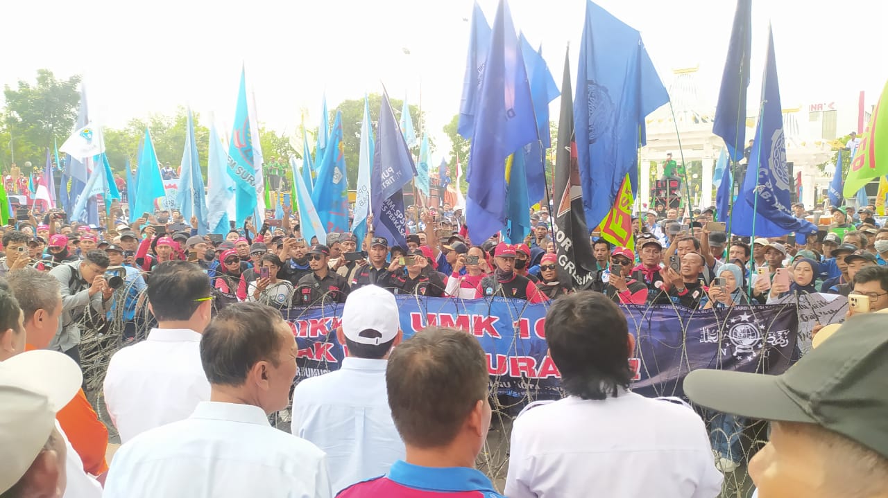 Aksi Unjuk Rasa di Kantor Gubernur Jawa Timur, Buruh Desak UMP Naik Menjadi Rp3,3 Juta