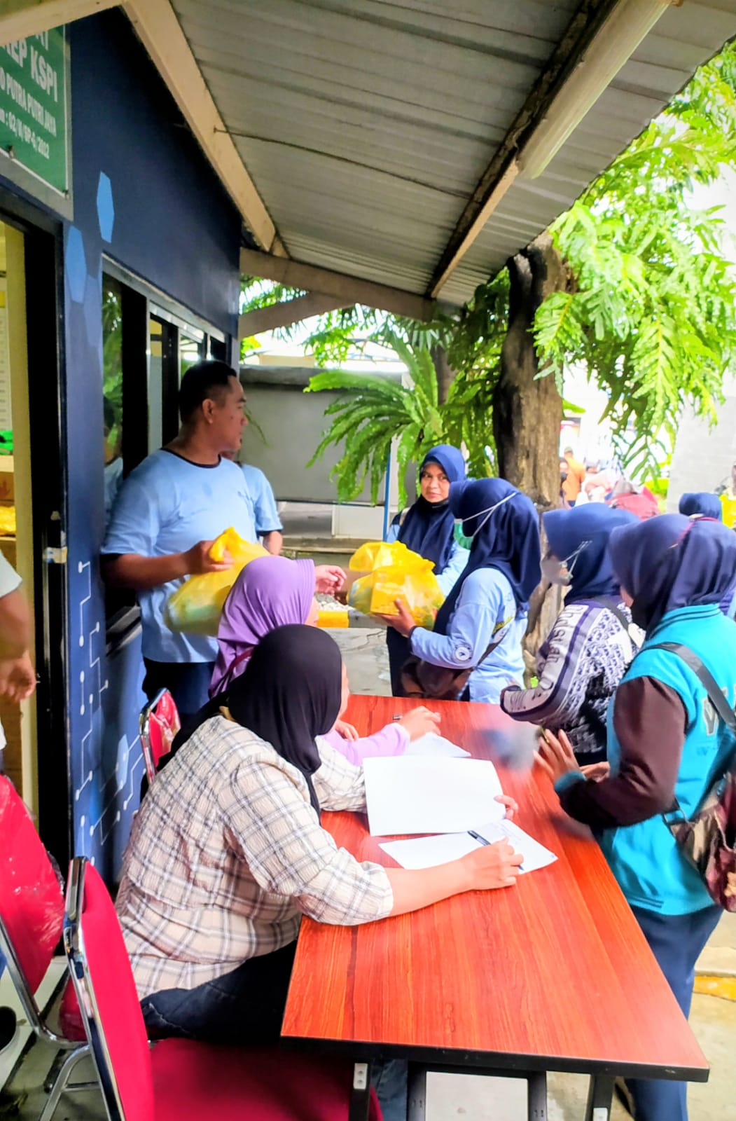 PUK SP KEP KSPI PT Garudafood Gresik Pererat Kebersamaan dan Solidaritas Lewat Pembagian Bingkisan Jelang Hari Raya