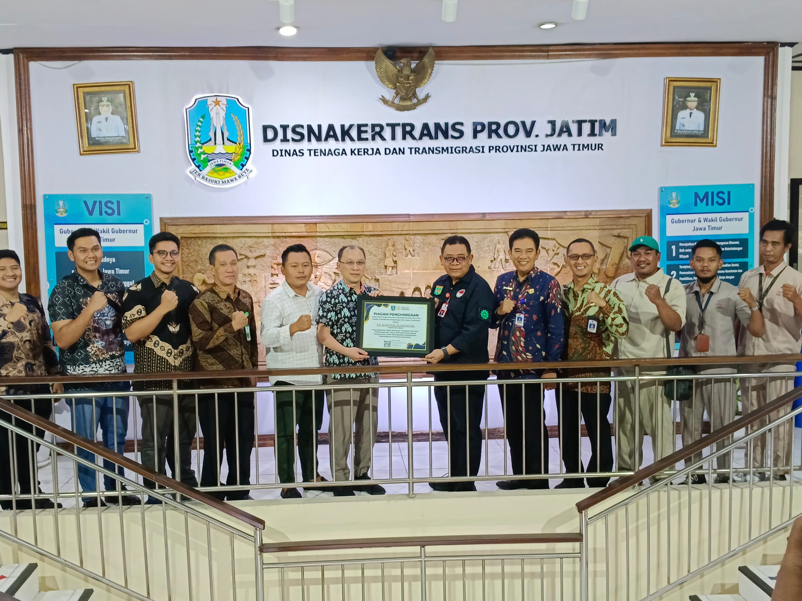 Disnakertrans Jatim Beri Piagam Penghargaan kepada PT Karunia Alam Segar atas Komitmen Pembayaran THR 16 Ribu Karyawan