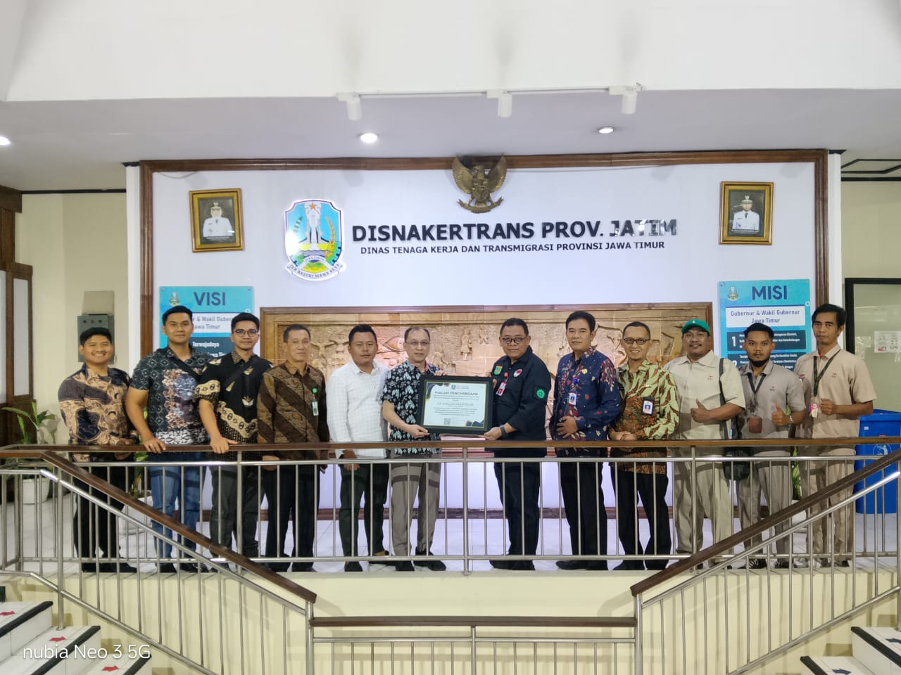 Disnakertrans Jawa Timur Berikan Penghargaan kepada PT Karunia Alam Segar atas Komitmen Pembayaran THR Lebih Awal